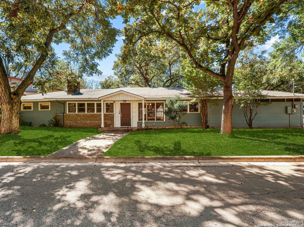 Photo of 985 Allen Avenue, New Braunfels, TX 78130 (MLS # 1922588)