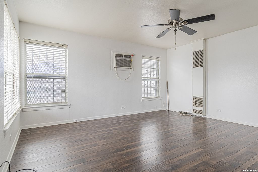 Photo of 406 Bradford Ave, San Antonio, TX 78228 (MLS # 1958925)