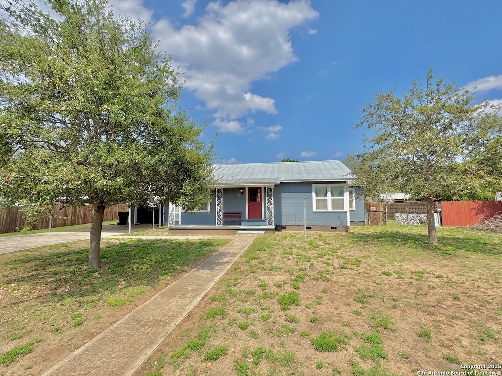 Photo of 710 W Hondo, Devine, TX 78016 (MLS # 1856035)