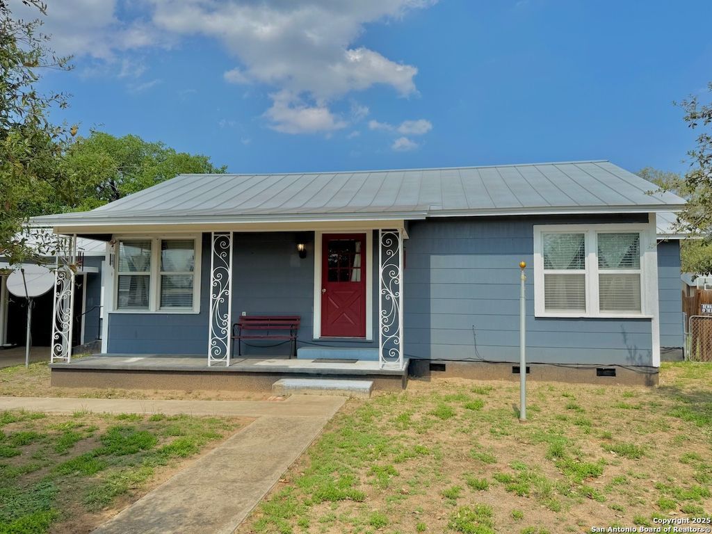 Photo of 710 W Hondo, Devine, TX 78016 (MLS # 1856035)