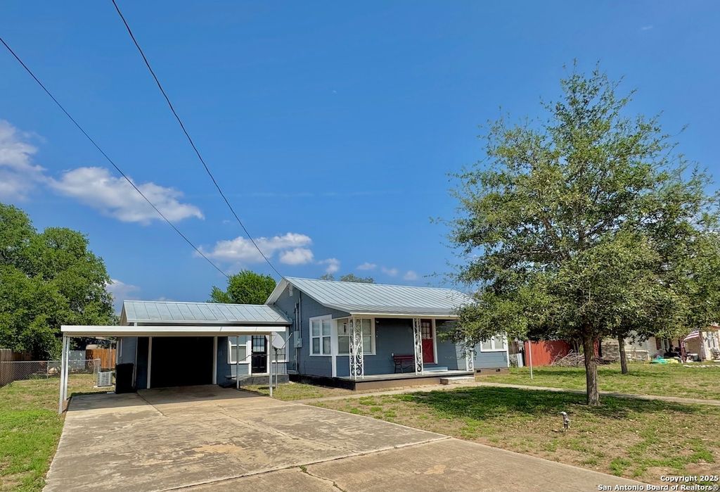 Photo of 710 W Hondo, Devine, TX 78016 (MLS # 1856035)