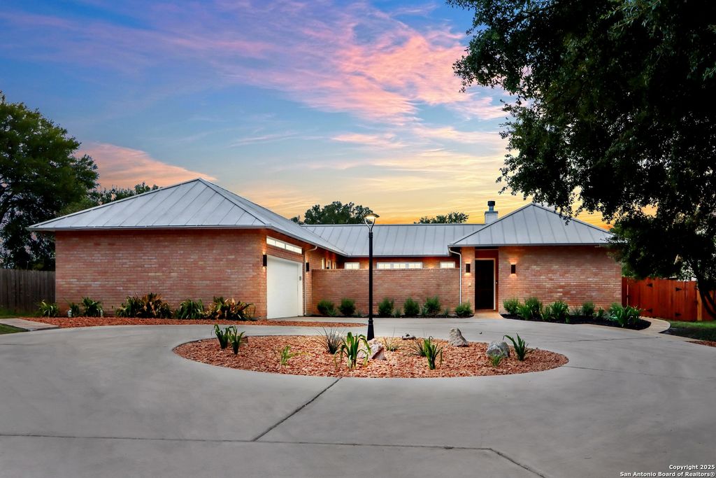 Photo of 352 Ridge Crest, Seguin, TX 78155 (MLS # 1888869)