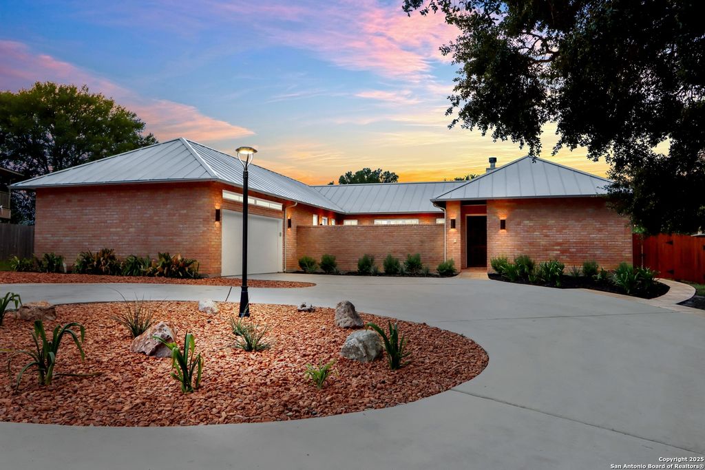 Photo of 352 Ridge Crest, Seguin, TX 78155 (MLS # 1888869)