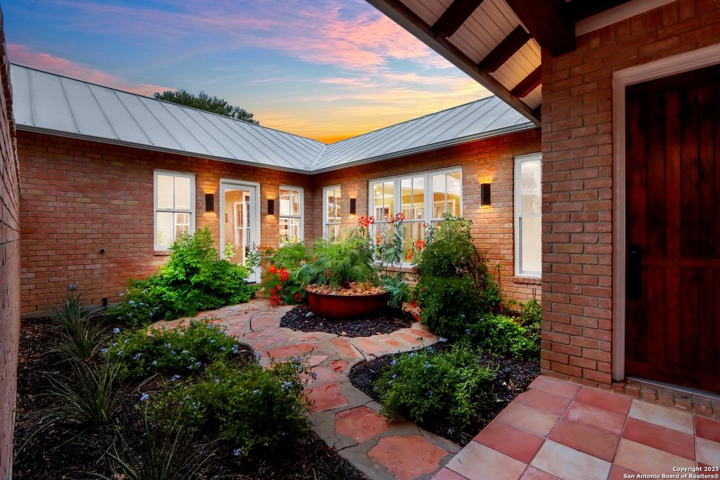 Photo of 352 Ridge Crest, Seguin, TX 78155 (MLS # 1888869)