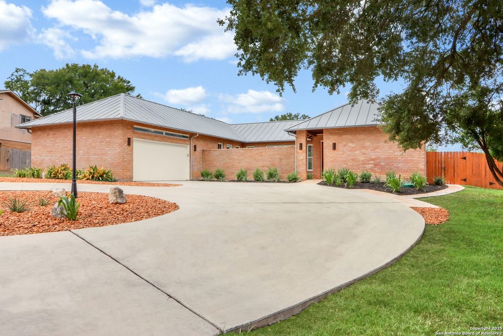 Photo of 352 Ridge Crest, Seguin, TX 78155 (MLS # 1888869)