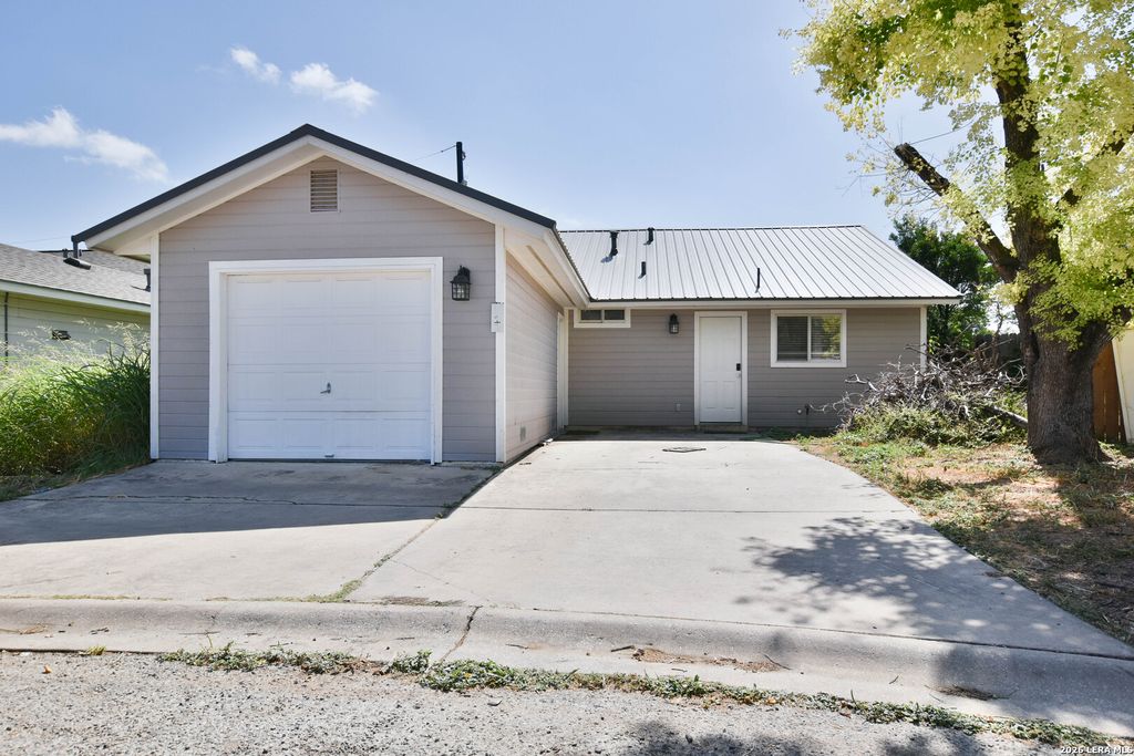 Photo of 411 S Gevers, San Antonio, TX 78203 (MLS # 1939468)