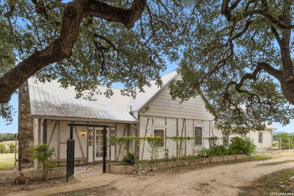 48 HOLIDAY RD, COMFORT, TX 78013 - Image bbdcbcbd9b83df99772797edb798600d/3496901195