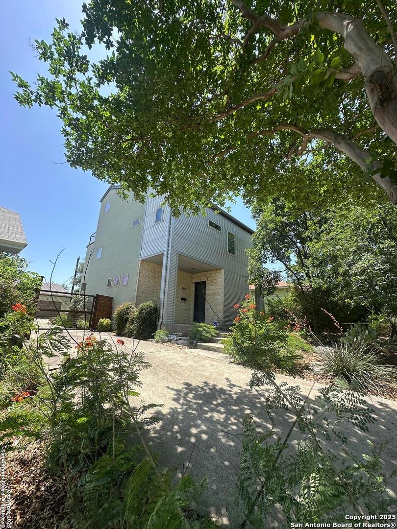 1506 W Mistletoe Ave