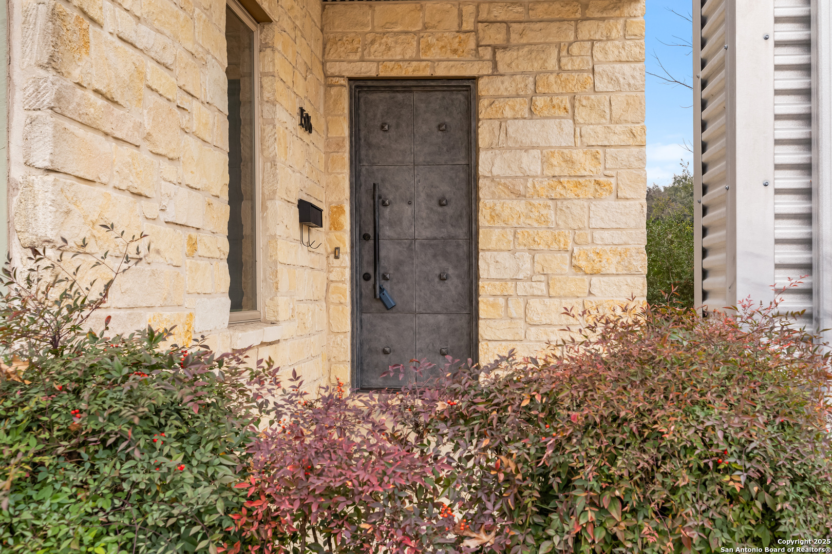 1506 W Mistletoe Ave