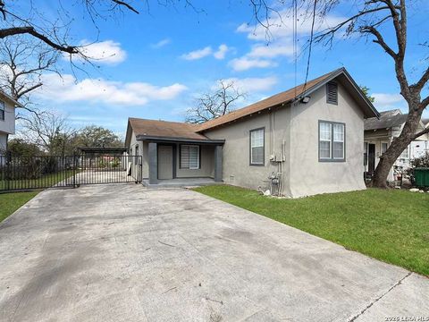 Photo of 613 N Chupaderas, San Antonio, TX 78207 (MLS # 1950119)