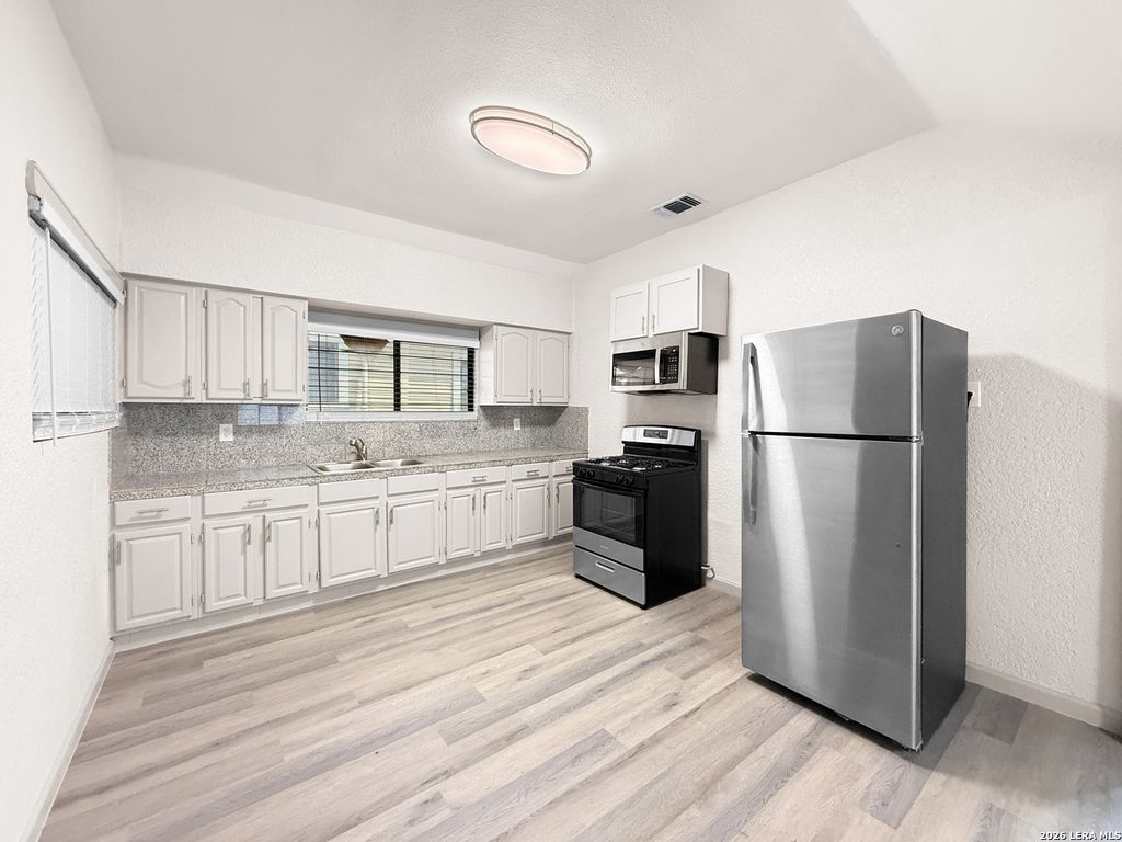 Photo of 613 N Chupaderas, San Antonio, TX 78207 (MLS # 1950119)