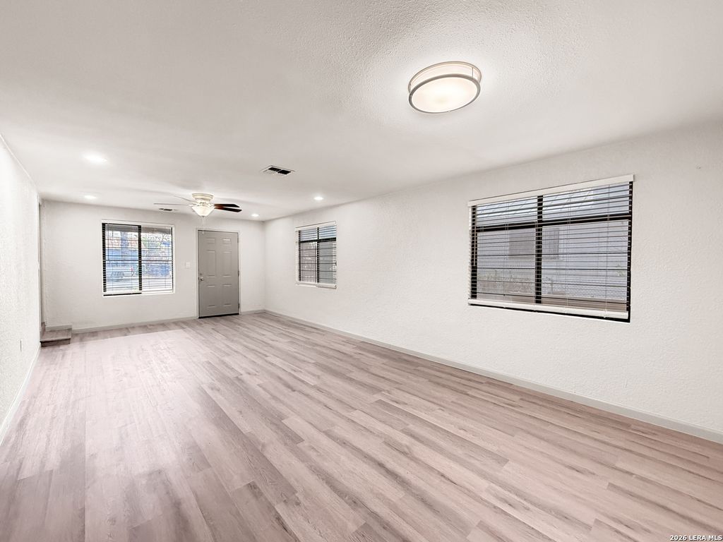 Photo of 613 N Chupaderas, San Antonio, TX 78207 (MLS # 1950119)