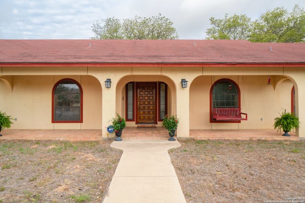 101 ENCINO PL, DEVINE, TX 78016 - Image bdf4af5d7f19fce5c572ed3cf8a0c64e/3591450287