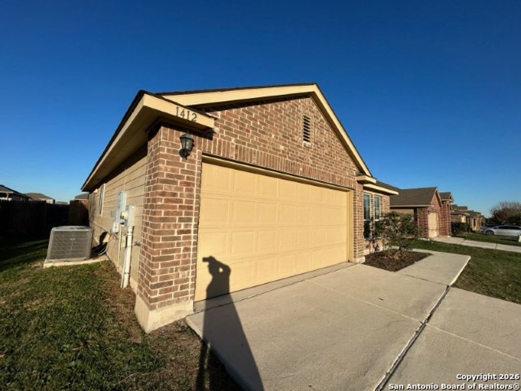 Photo of 1412 Birmingham, Seguin, TX 78155 (MLS # 1932919)