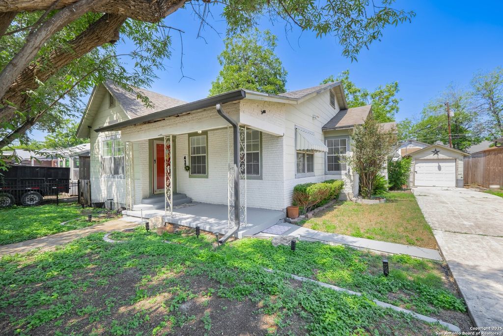 Photo of 427 Vanderbilt St, San Antonio, TX 78210 (MLS # 1907243)