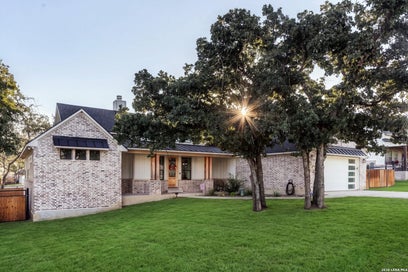 181 W MAGNOLIA CIR La Vernia TX 78121
