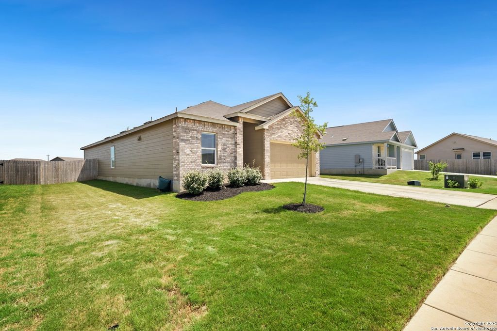 Photo of 808 Riviera Ct, Seguin, TX 78155 (MLS # 1887828)