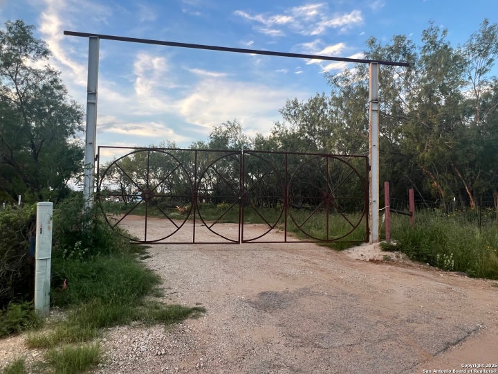 Photo 1 of 6 — 10477 Briggs, Atascosa, TX 78002