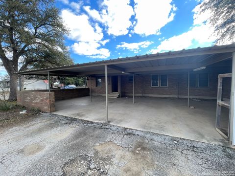 A home in Hondo