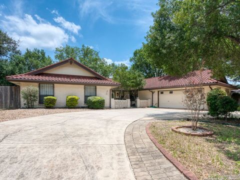 614 Candleglo Dr Windcrest TX 78239