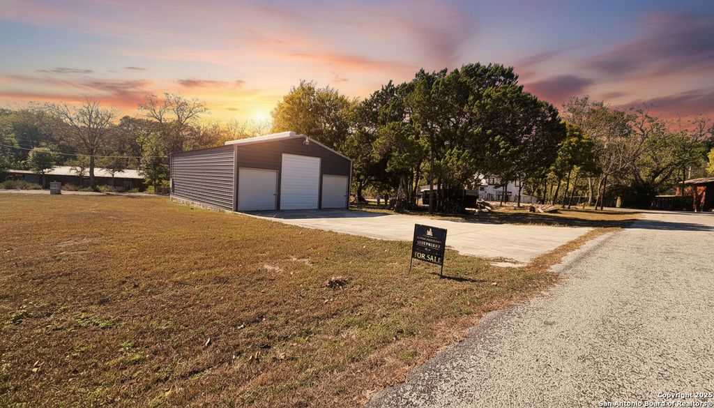 Photo of 530 Robin Nest, Canyon Lake, TX 78133 (MLS # 1922767)