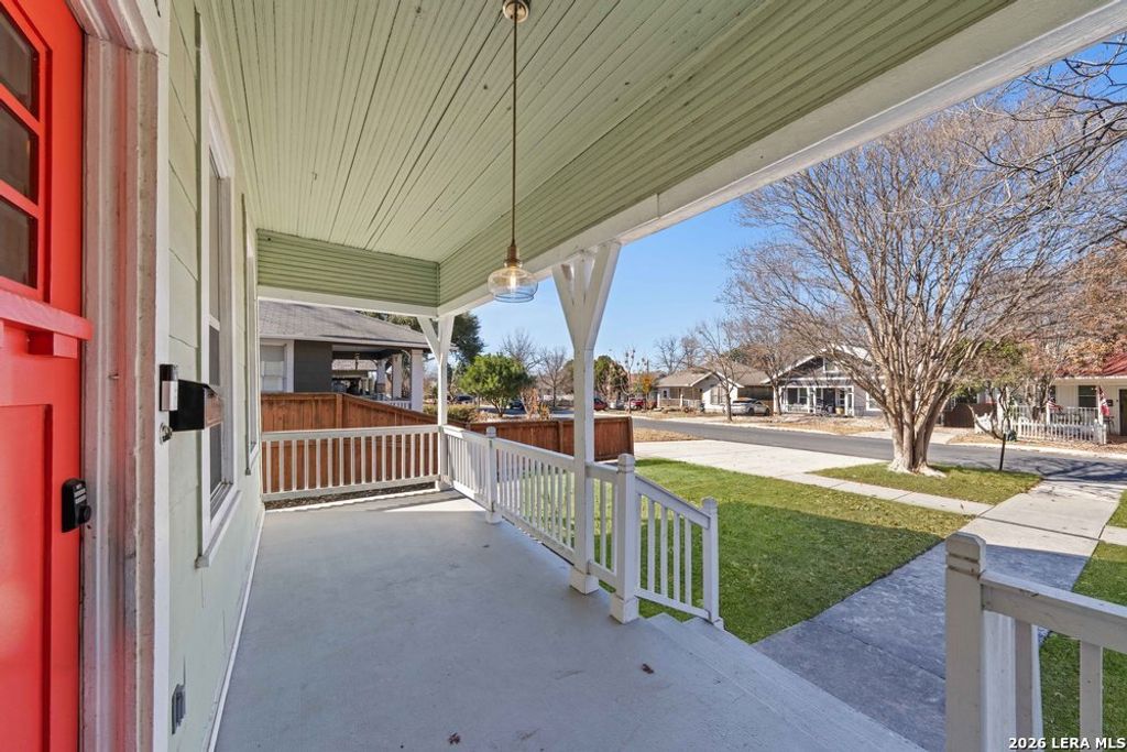Photo of 1106 W Summit Ave, San Antonio, TX 78201 (MLS # 1939766)