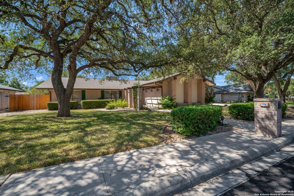 Photo of 6314 Cypress Crk, Windcrest, TX 78239 (MLS # 1896427)