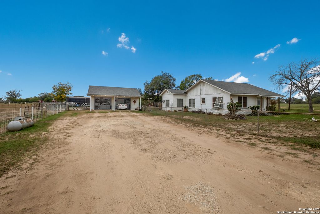 Photo of 461 Highway 173 S, Devine, TX 78016 (MLS # 1928130)