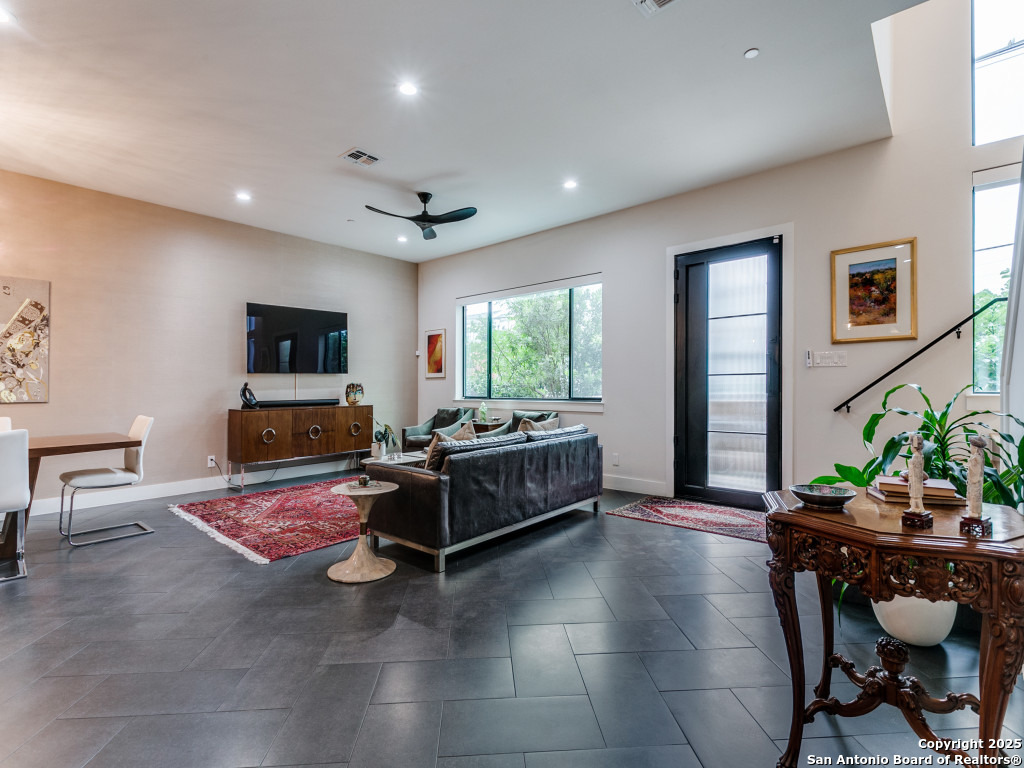 310 Clay, Residence 6