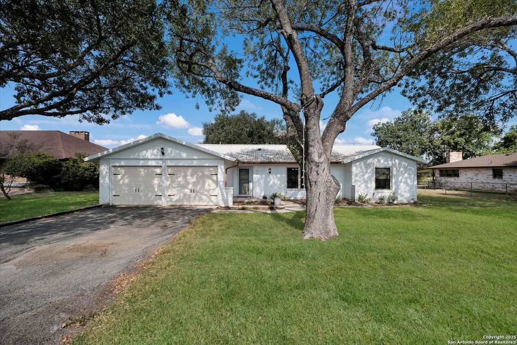 Photo of 903 River Oak, Seguin, TX 78155 (MLS # 1907186)