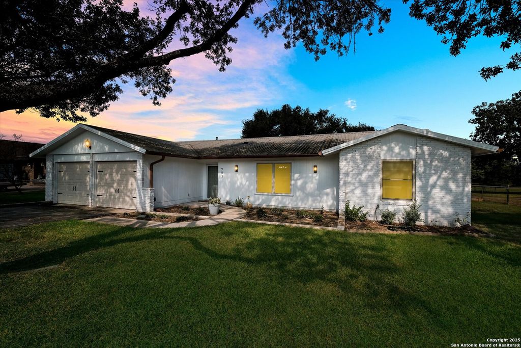 Photo of 903 River Oak, Seguin, TX 78155 (MLS # 1907186)