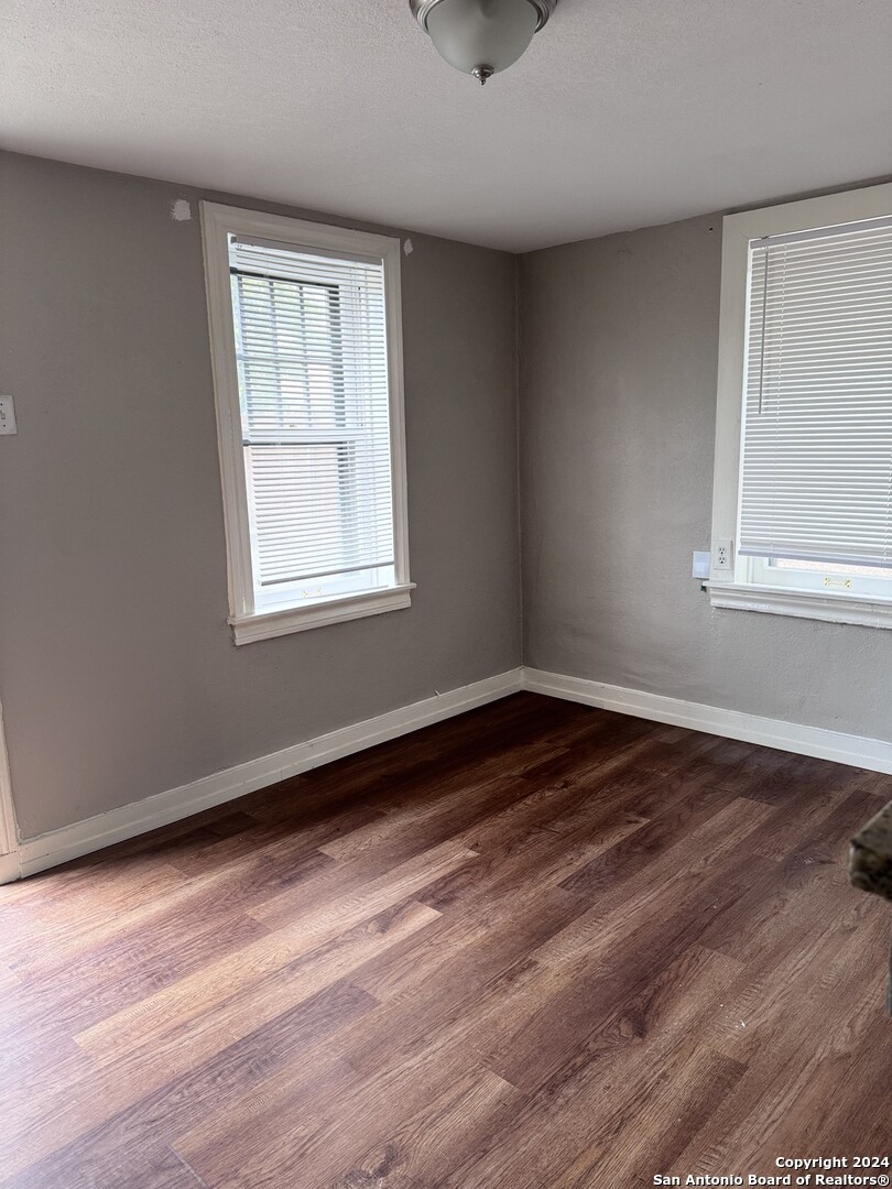 146 E Agarita Ave 5