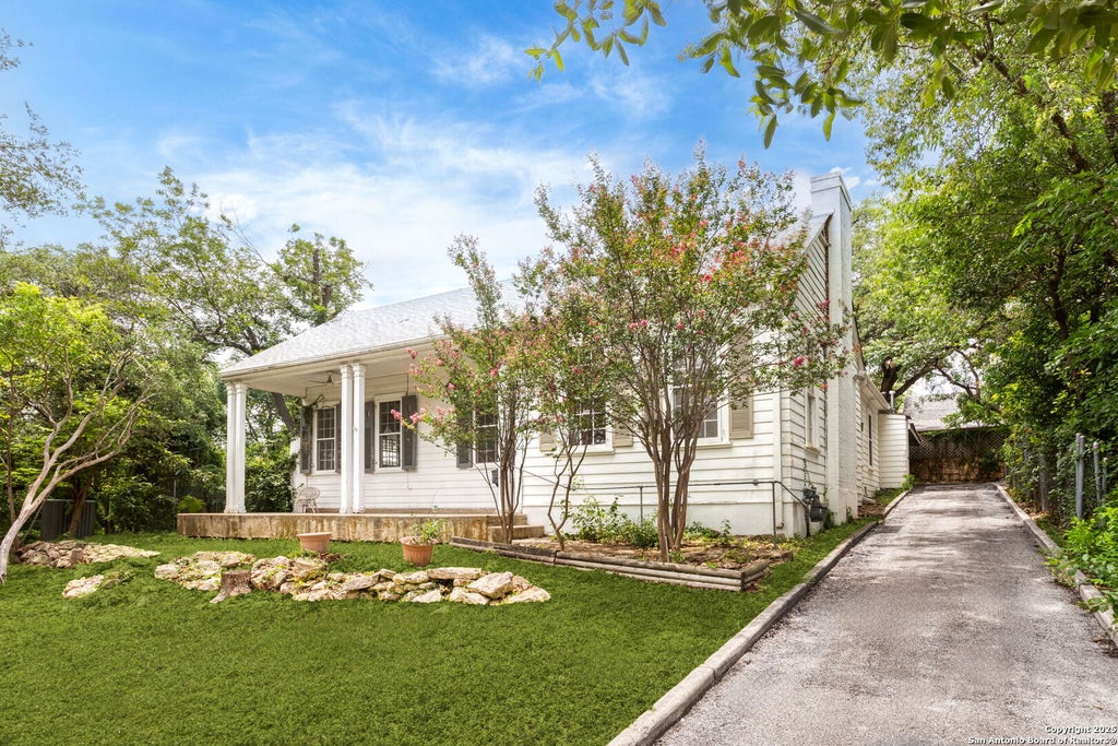 Photo of 527 Kings Ct, San Antonio, TX 78212 (MLS # 1990612)
