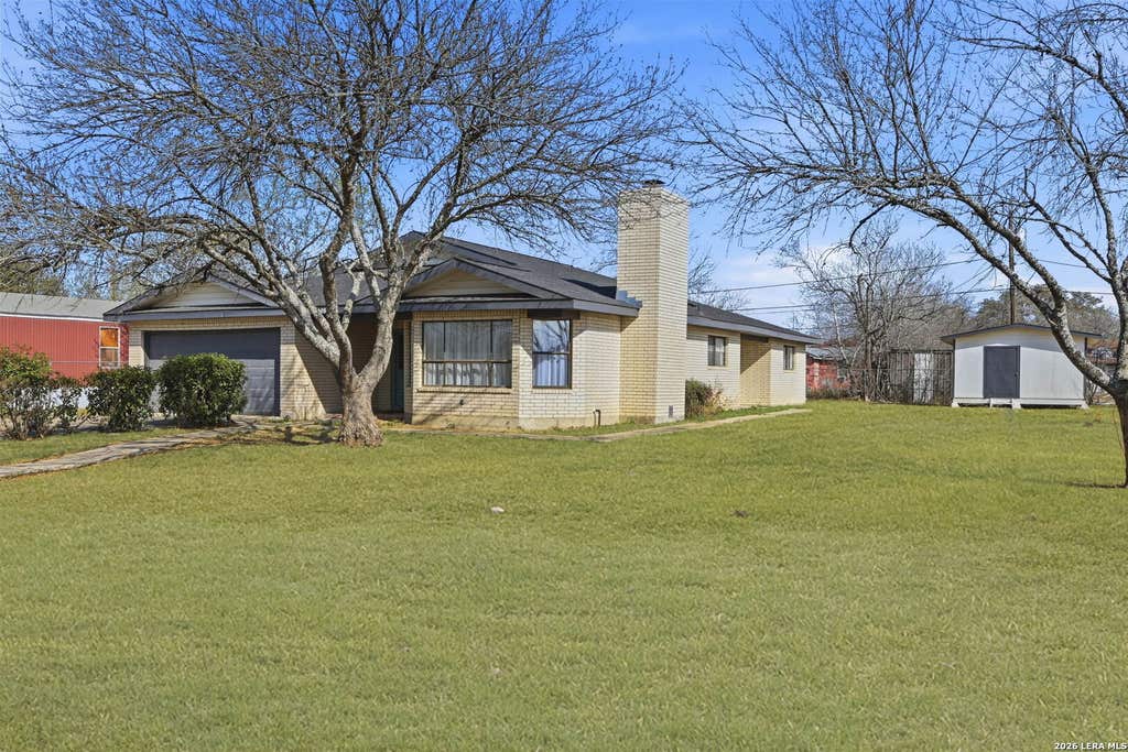 Photo of 508 Crouch Ave, Devine, TX 78016 (MLS # 1946636)