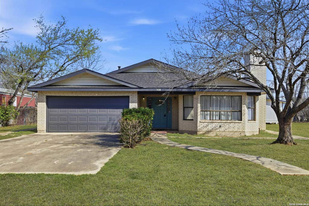 Photo of 508 Crouch Ave, Devine, TX 78016 (MLS # 1946636)