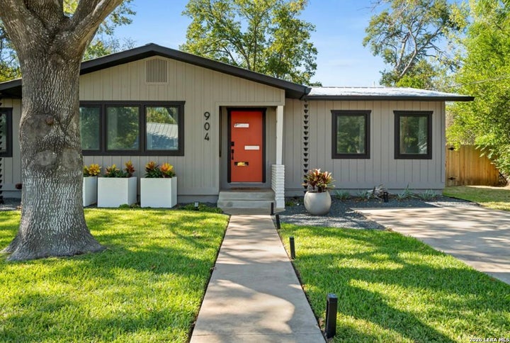 Photo 1 of 31 — 904 N ORANGE ST, Fredericksburg, TX 78624