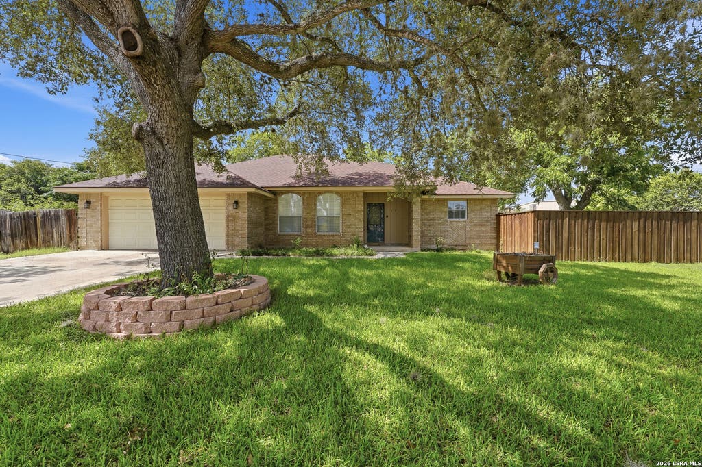 Photo of 632 E Donegan, Seguin, TX 78155 (MLS # 2001259)