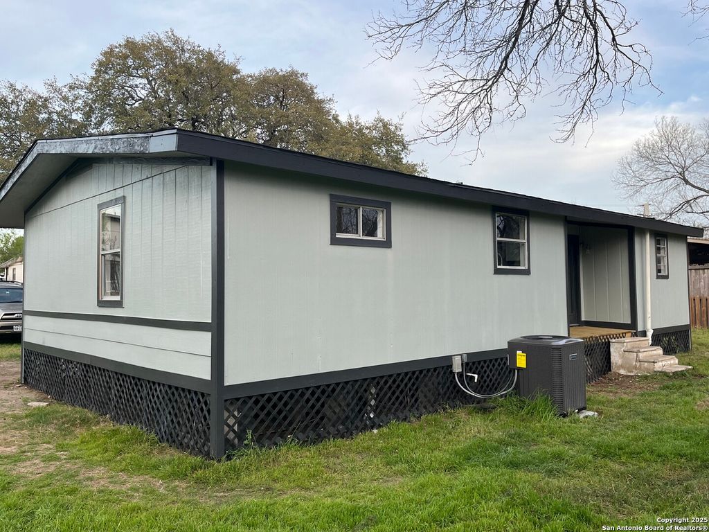 Photo of 302 Ross, Devine, TX 78016 (MLS # 1871410)