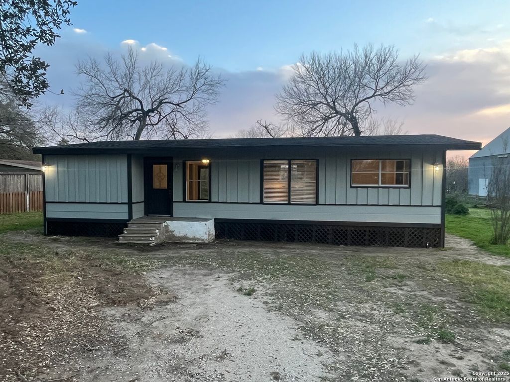 Photo of 302 Ross, Devine, TX 78016 (MLS # 1871410)