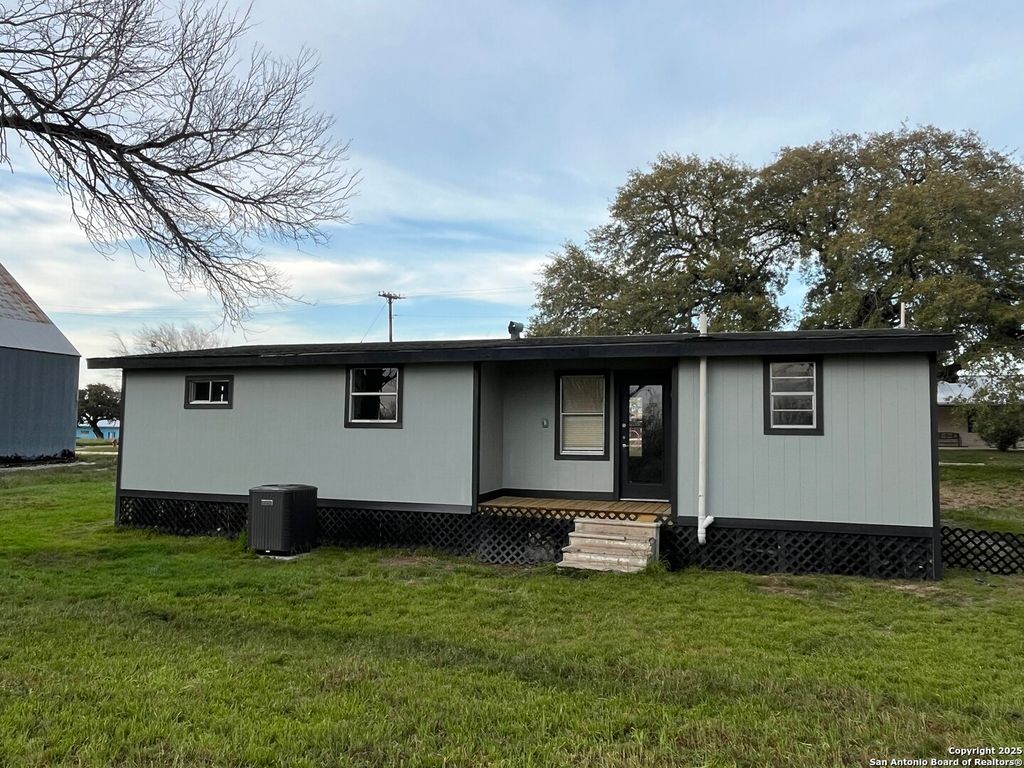 Photo of 302 Ross, Devine, TX 78016 (MLS # 1871410)