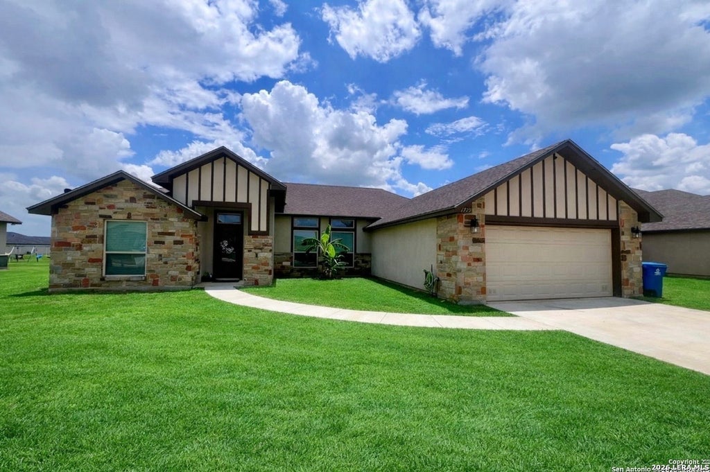 Photo of 1729 Vista View Dr, Pleasanton, TX 78064 (MLS # 2003243)