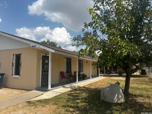 942 COLORADO ST APT F, EAGLE PASS, TX 78852 - Image c2beb8125d1e5b7b817daefb54fc9a1c/2968542429