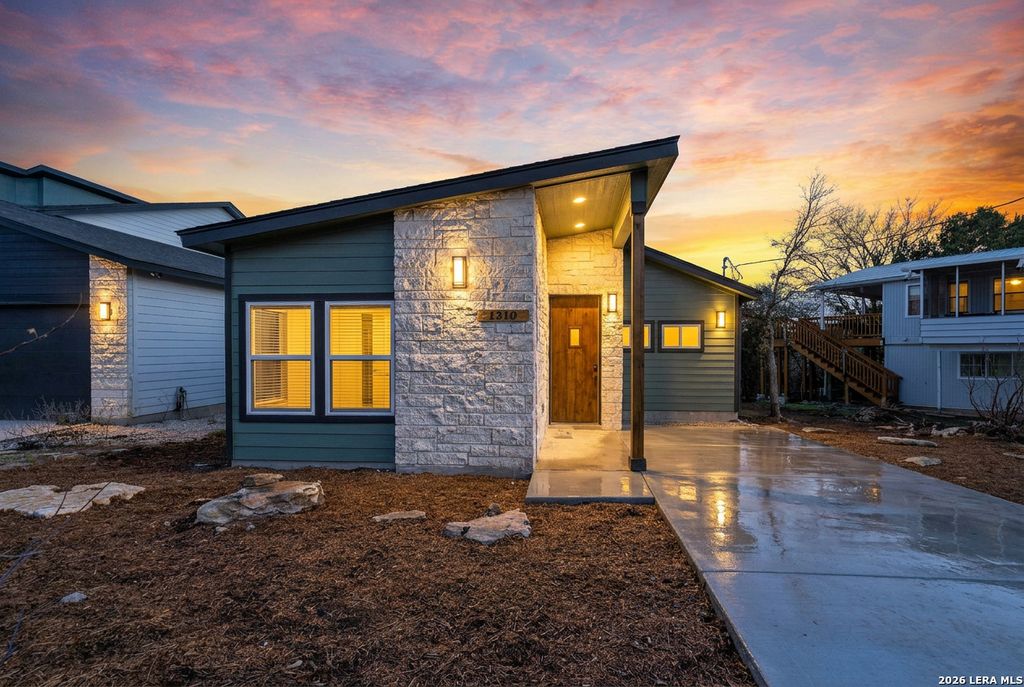 Photo of 1310 Mountain Top, Canyon Lake, TX 78133 (MLS # 1938391)