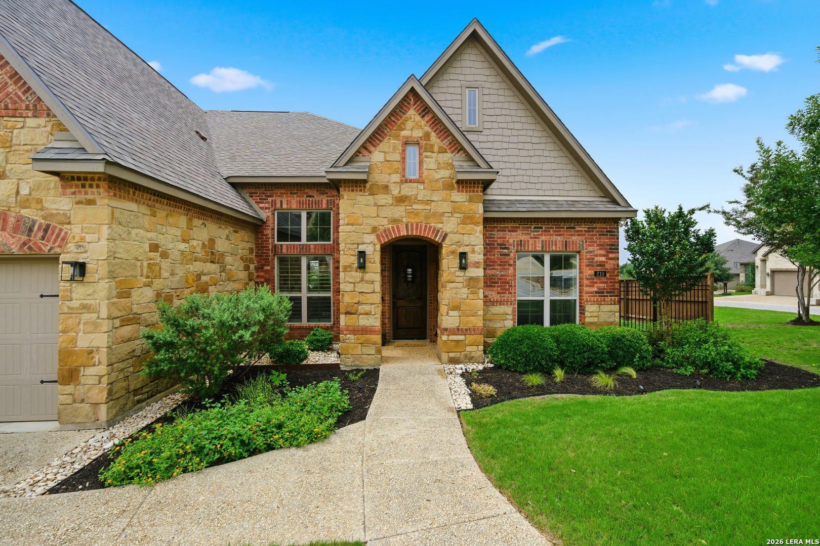 210 SHANNON CIR