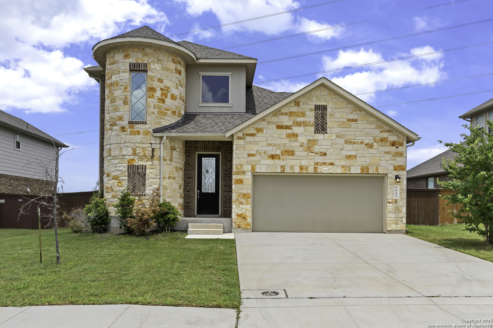 945 Foxbrook