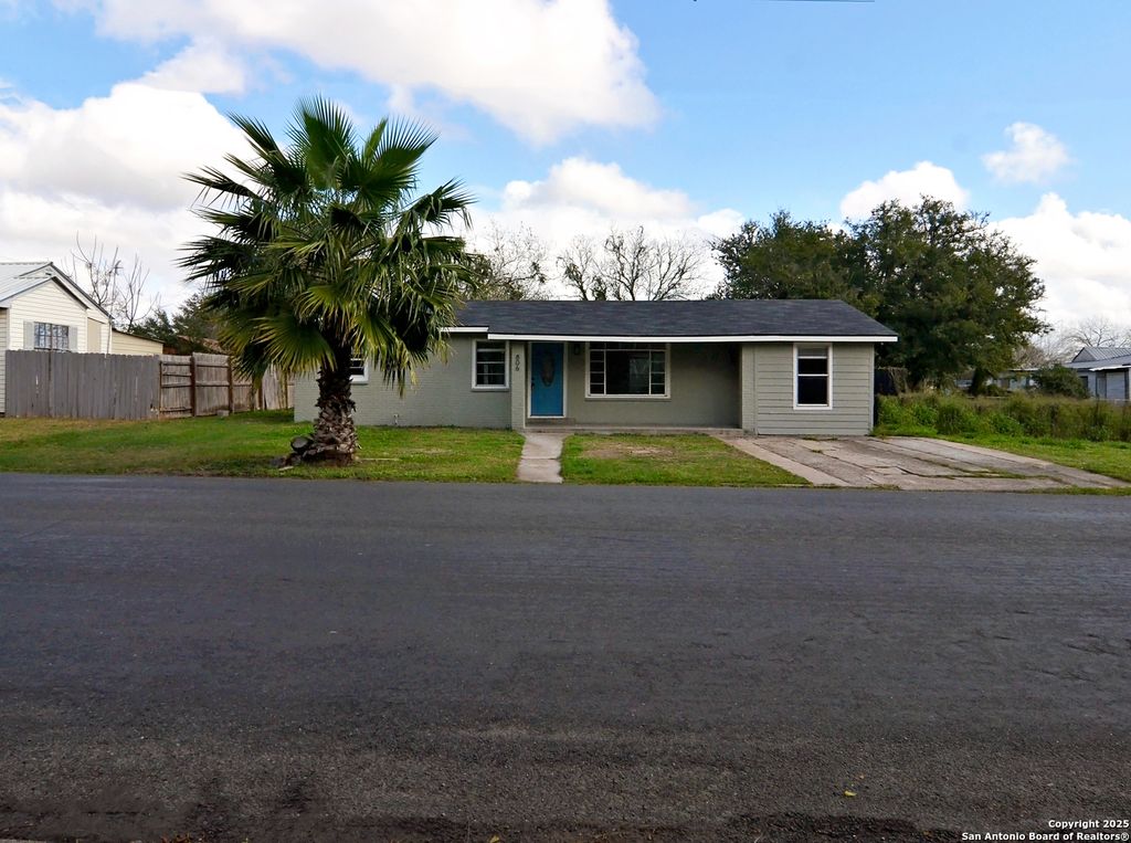 Photo of 806 N Adams St., Beeville, TX 78102 (MLS # 1930307)