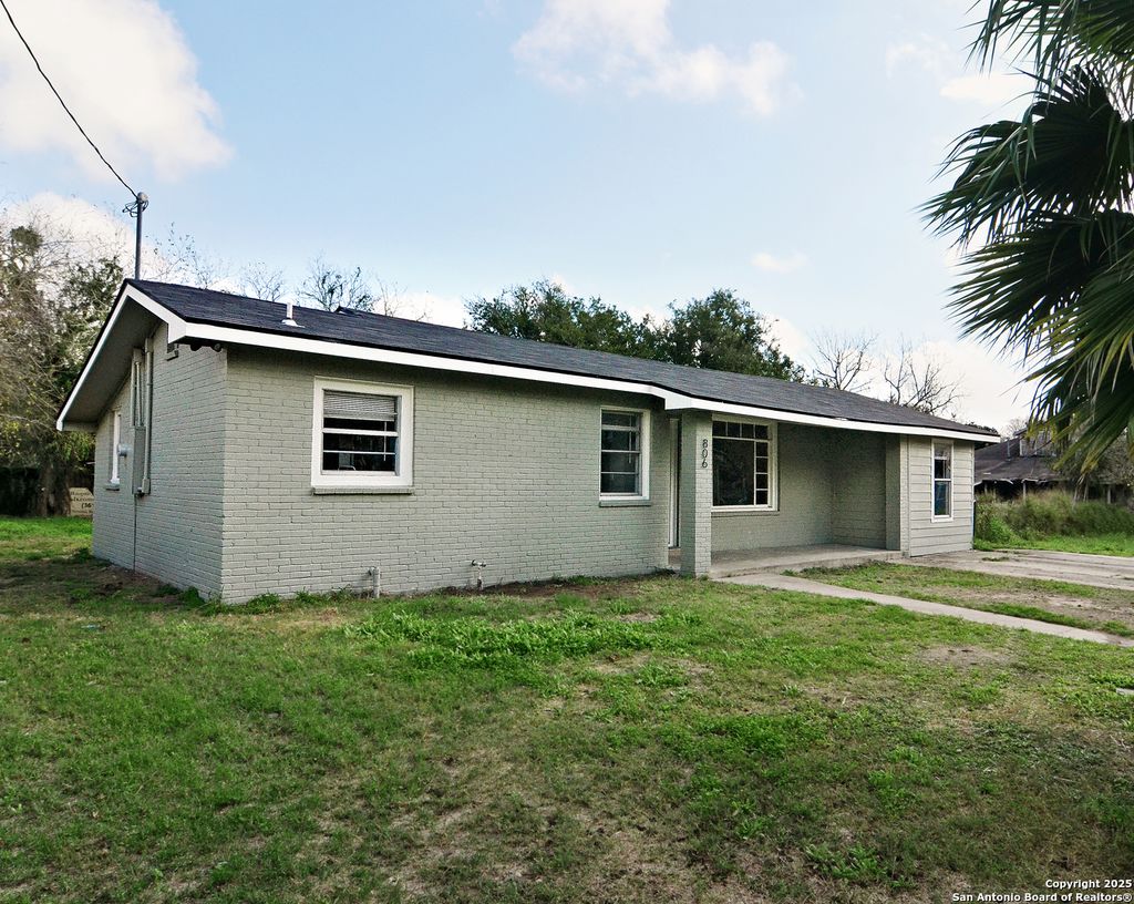 Photo of 806 N Adams St., Beeville, TX 78102 (MLS # 1930307)