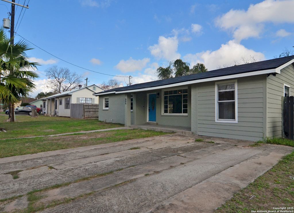 Photo of 806 N Adams St., Beeville, TX 78102 (MLS # 1930307)
