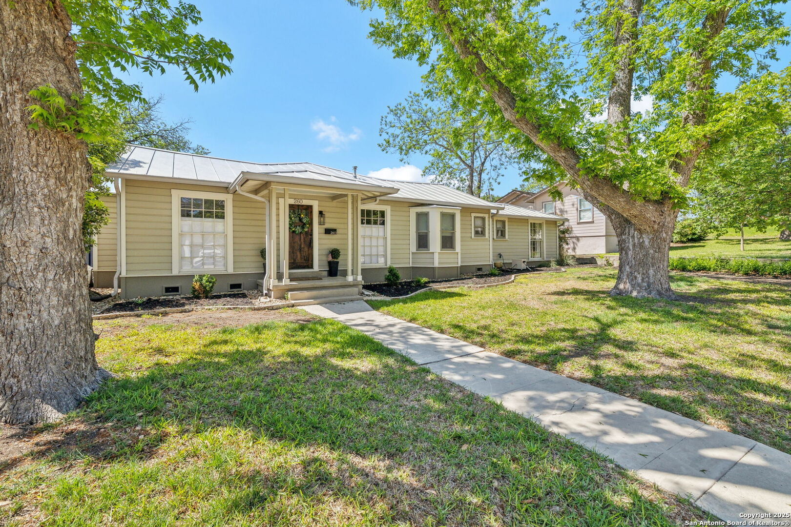 260 E Edgewood