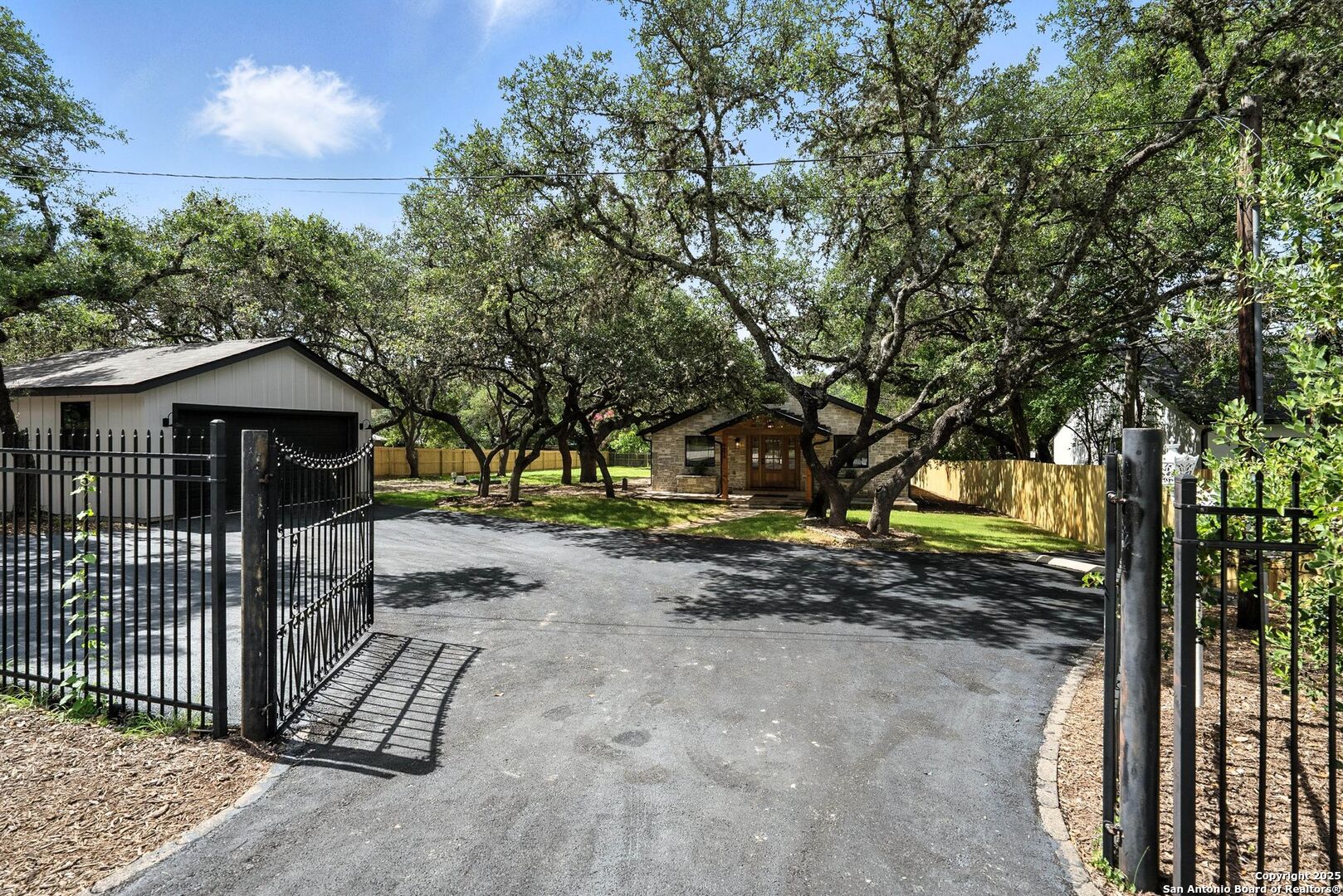 8618 Indian Hills